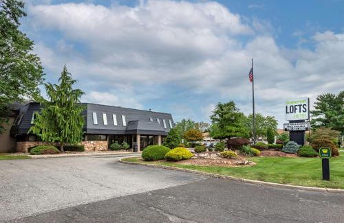 Somerset Hotel | Family-Friendly Somerset Lofts with Hot Tub Access