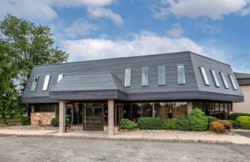 Somerset Hotel | Family-Friendly Somerset Lofts with Hot Tub Access