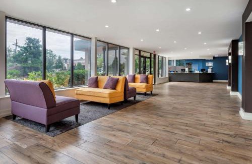 Somerset Hotel | Family-Friendly Somerset Lofts with Hot Tub Access