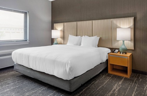 Somerset Hotel | Cozy Somerset Lofts: Family-Friendly with Spa & Dining Options