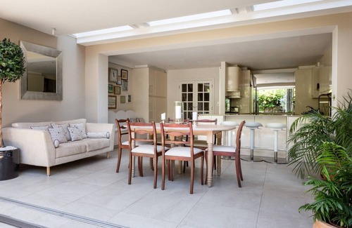 Holland Park Apartment | Discover Somerset Square: Family-Friendly Retreat Awaits