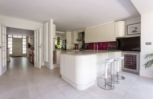 Holland Park Apartment | Discover Somerset Square: Family-Friendly Retreat Awaits