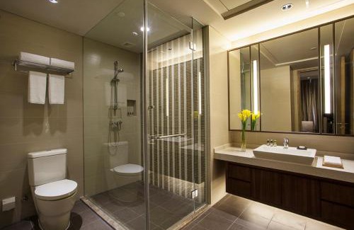 Qiao Kou Apartment | Elegant Somerset Wusheng Wuhan with Hot Tub & Kitchen