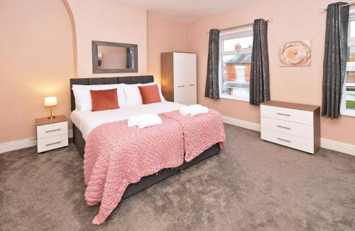 Crewe House | Stylish Somerville House: Family-Friendly and Pet Welcoming