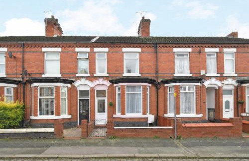 Crewe House | Stylish Somerville House: Family-Friendly and Pet Welcoming