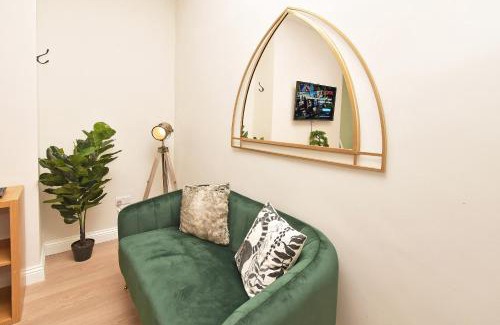 Crewe House | Stylish Somerville House: Family-Friendly and Pet Welcoming