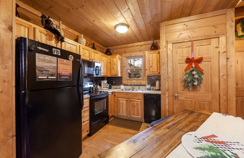 Sevierville Cabin | Cozy 2 Bedroom Cabin with Pool and Spa by Redawning