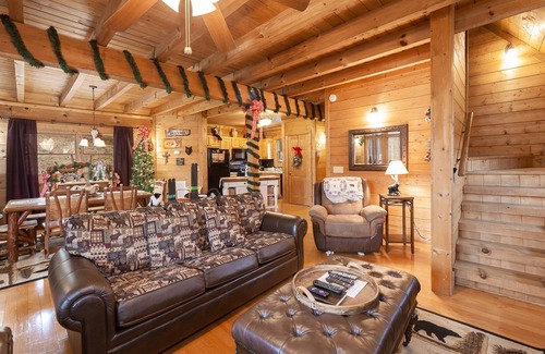 Sevierville Cabin | Cozy 2 Bedroom Cabin with Pool and Spa by Redawning
