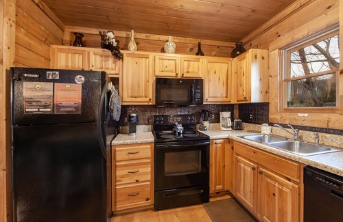 Sevierville Cabin | Cozy 2 Bedroom Cabin with Pool and Spa by Redawning