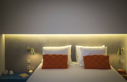 Estoril House | Elegant Somewhere Estoril Guesthouse: Pool & Spa Oasis