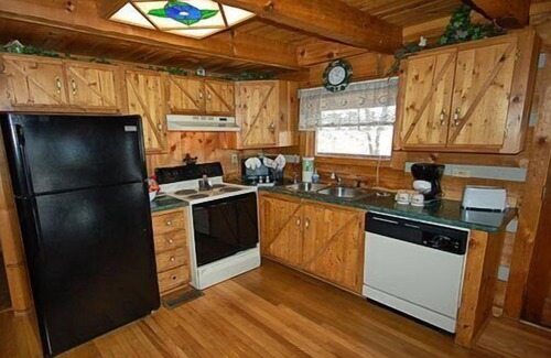 Gatlinburg - Pigeon Forge Cabin | Mountain View Retreat: Family-Friendly Cabin with Pool & Spa