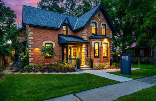 Collingwood Hotel | Elegant Stay at Somewhere Inn Collingwood - Pet Friendly & Spa