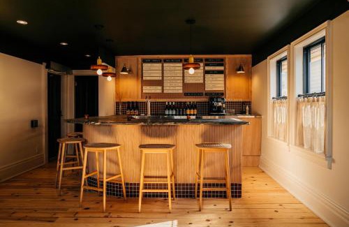 Collingwood Hotel | Elegant Stay at Somewhere Inn Collingwood - Pet Friendly & Spa
