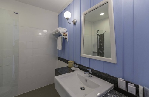 Ko Sichang Hotel | Discover Somewhere Koh Sichang: Family-Friendly Haven