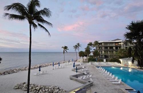Key West House | Beachfront Bliss: 4-Star Hotel with Pool & Breakfast