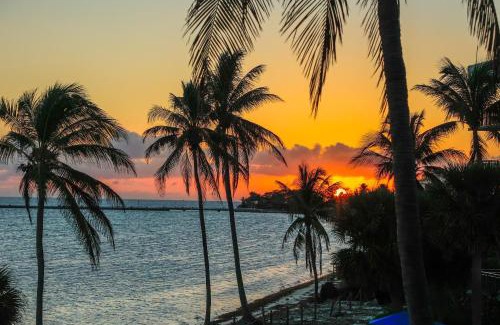 Key West House | Beachfront Bliss: 4-Star Hotel with Pool & Breakfast