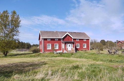Foglo House | Family-Friendly Retreat at Sommarö Stugor with Hot Tub