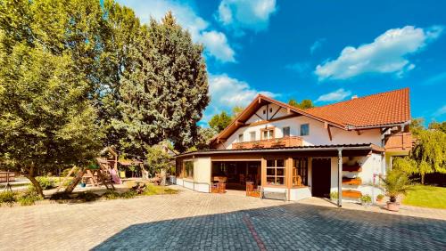 Balatonfoldvar Bed & Breakfast | Pet-Friendly Sommer Panzió with Pool & Breakfast Included