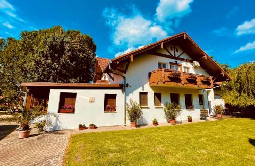 Balatonfoldvar Bed & Breakfast | Pet-Friendly Sommer Panzió with Pool & Breakfast Included
