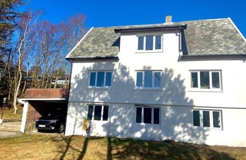 Visnes House | Cozy 4-Bedroom Home with Scenic Sea Views, Pet Friendly