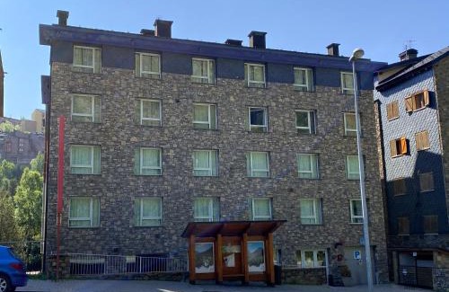Incles Hotel | Inviting Somriu Hotel Vall Ski: Pool, Spa & Family Fun