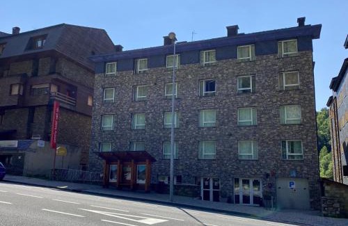 Incles Hotel | Inviting Somriu Hotel Vall Ski: Pool, Spa & Family Fun