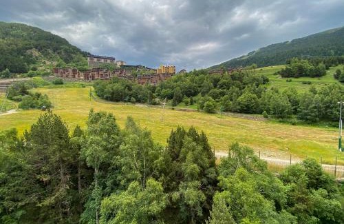 Incles Hotel | Inviting Somriu Hotel Vall Ski: Pool, Spa & Family Fun