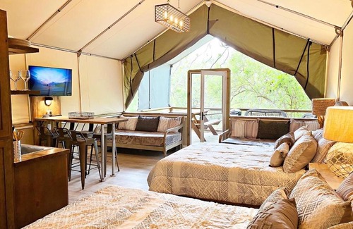 Sutherland Springs House | Romantic Retreat at Son's Rio Cibolo Birdhouse Cabin #17