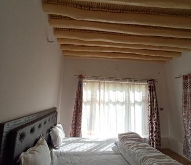 Tingmosgang House | Cozy Sonam Guest House with Hot Tub and Pet-Friendly Stays
