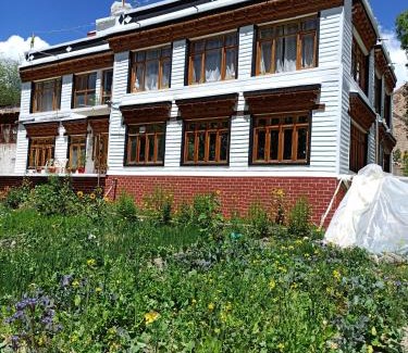 Tingmosgang House | Cozy Sonam Guest House with Hot Tub and Pet-Friendly Stays