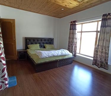 Tingmosgang House | Cozy Sonam Guest House with Hot Tub and Pet-Friendly Stays