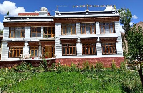 Tingmosgang House | Cozy Sonam Guest House with Hot Tub and Pet-Friendly Stays