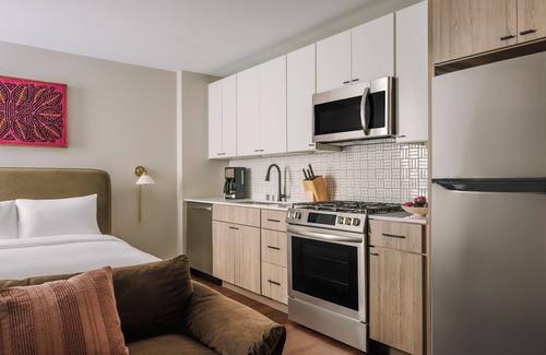 Warehouse District Apartment | Relaxing Queen Studio Apartment at Sonder North Loop Green