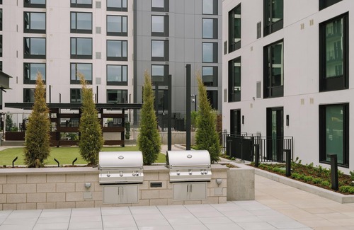 Jefferson Park Apartment | Stylish Sonder at Skyline | Accessible 2-Bedroom Retreat