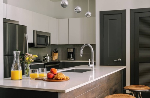 Hillsboro Village Apartment | Elegant Sonder at Village 21: One-Bedroom with Balcony