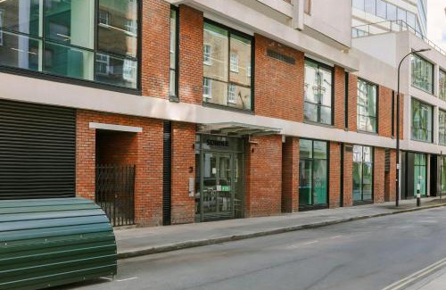 Fitzrovia Apartment | Discover Sonder The Bard: Family-Friendly 4-Star Retreat