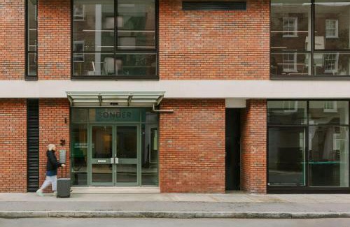 Fitzrovia Apartment | Discover Sonder The Bard: Family-Friendly 4-Star Retreat