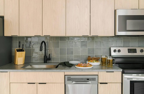 West Loop Gate Apartment | Experience Comfort at Sonder The Burnham with Spa & Breakfast