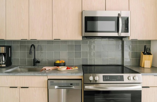 West Loop Gate Apartment | Experience Comfort at Sonder The Burnham with Spa & Breakfast