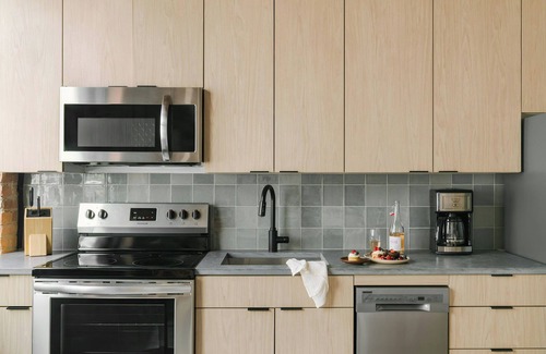 West Loop Gate Apartment | Experience Comfort at Sonder The Burnham with Spa & Breakfast