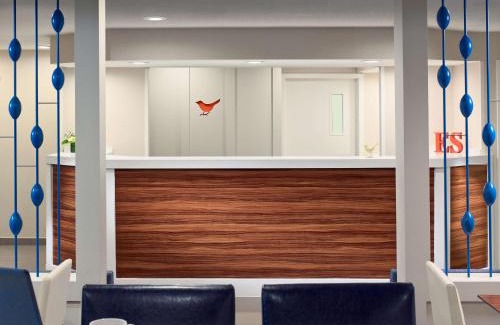 Newark Hotel | Inviting Sonesta ES Suites Wilmington - Newark with Pool & Ocean View