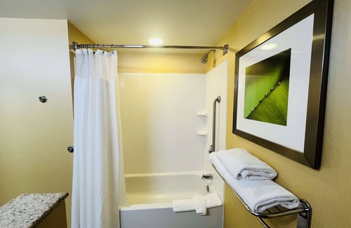 Junction City Hotel | Cozy Courtyard by Marriott Junction City with Pool & Spa