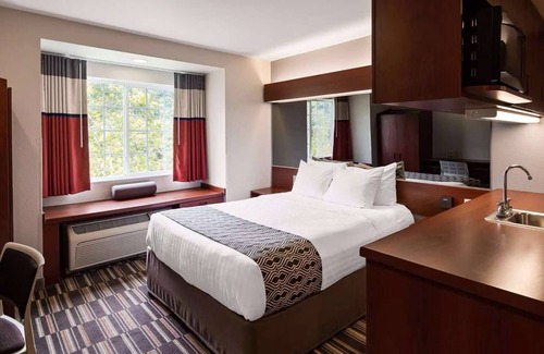 Morgantown Hotel | Discover Sonesta Essential Morgantown with Spa and Dining