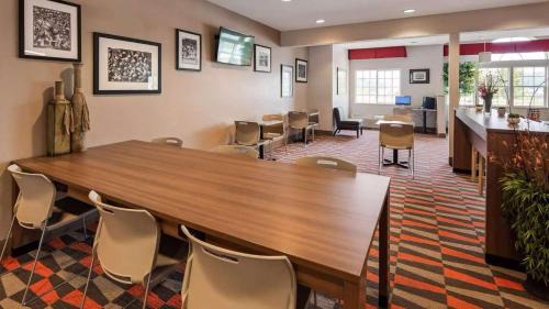 Morgantown Hotel | Comfortable Sonesta Essential Morgantown with Hot Tub & Breakfast