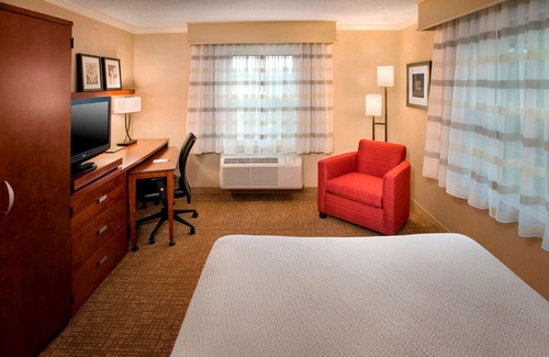Danvers Hotel | Inviting Stay at Sonesta Select Boston Danvers with Pool & Spa