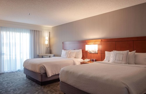 Camarillo Hotel | Relax at Sonesta Select Camarillo with Pool and Spa