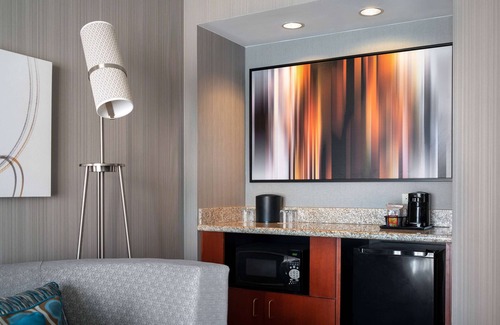 Camarillo Hotel | Relax at Sonesta Select Camarillo with Pool and Spa