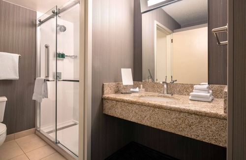 Camarillo Hotel | Relax at Sonesta Select Camarillo with Pool and Spa