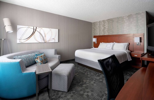 Camarillo Hotel | Relax at Sonesta Select Camarillo with Pool and Spa
