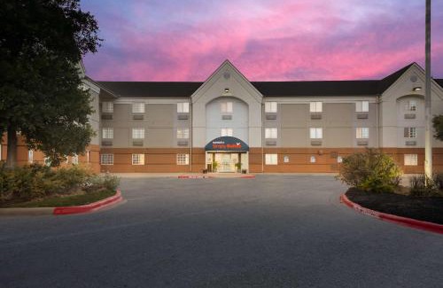 East Congress Hotel | Budget-Friendly Sonesta Simply Suites in Austin South